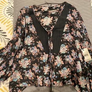 Flowy flowered blouse w/long sleeves
